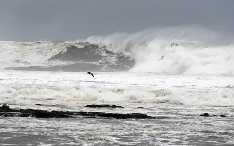 تحذير بحري.. أمواج عاتية تضرب السواحل الأطلسية وتوقعات بـ “هيجان قوي” للبحار